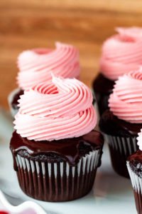 Chocolate Covered Strawberry Cupcakes ~ Recipe | Queenslee Appétit