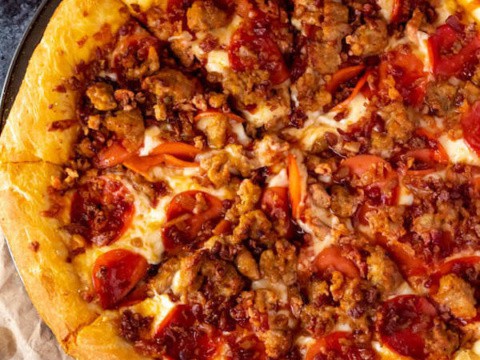 https://www.queensleeappetit.com/wp-content/uploads/2019/02/Meat-Lovers-Pizza-5-1-480x360.jpg