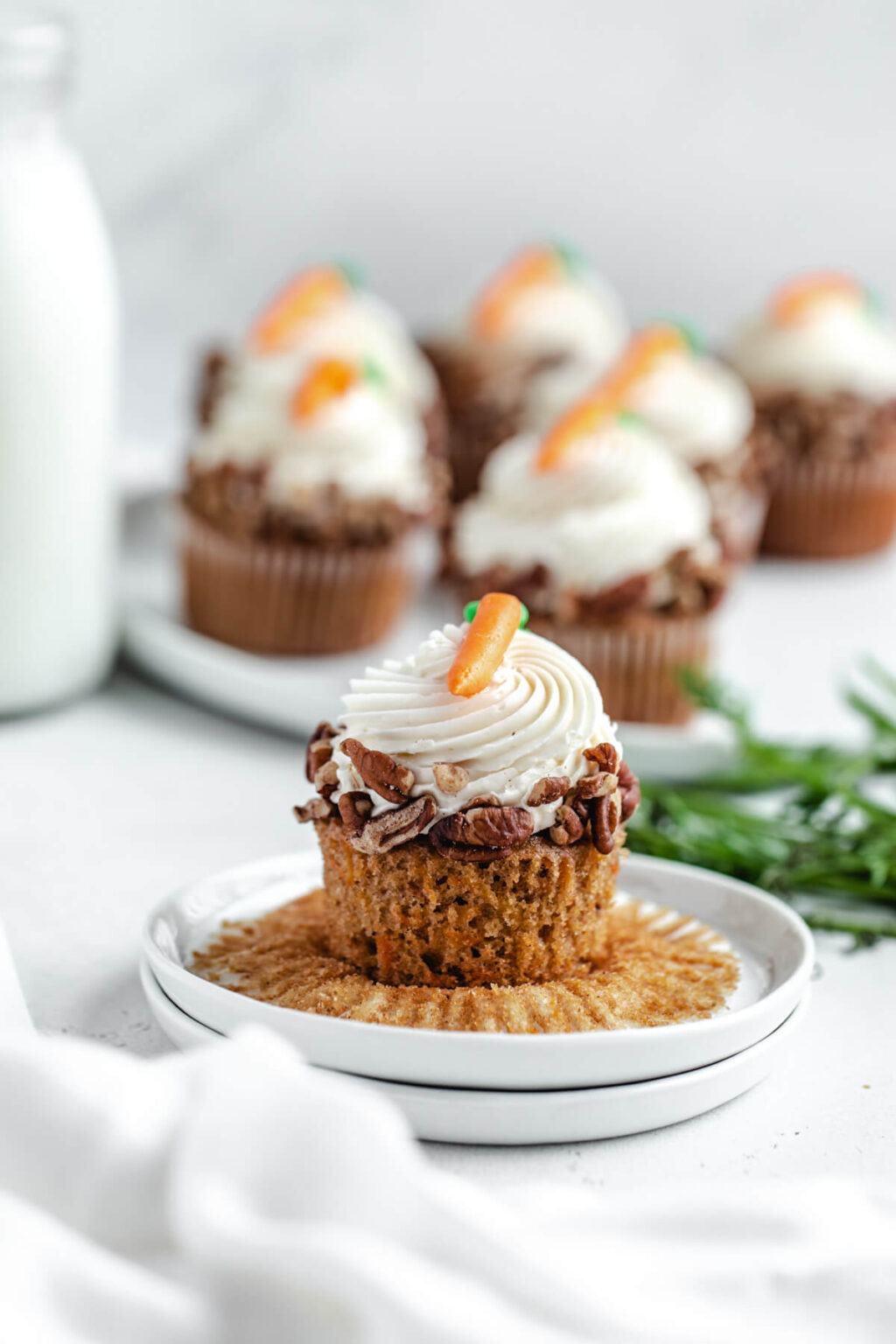 Carrot Cake Cupcakes with Cream Cheese Frosting | Queenslee Appétit