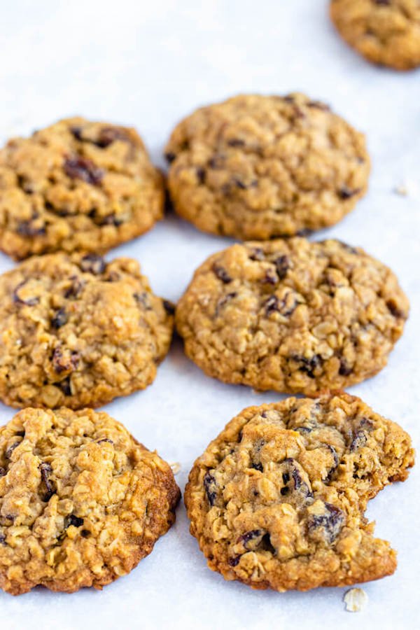 Soft and Chewy Oatmeal Raisin Cookies ~ Recipe | Queenslee Appétit