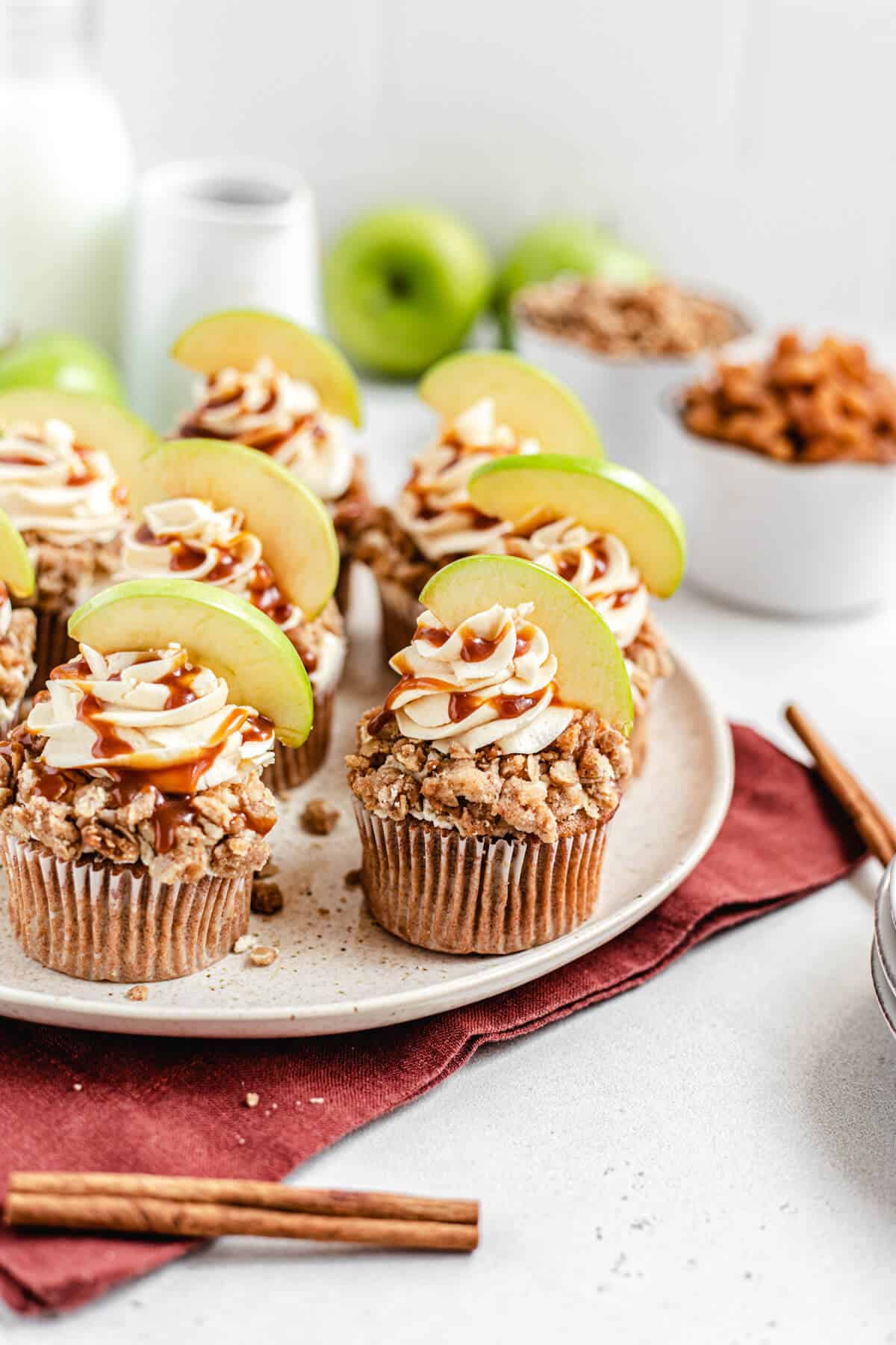 Caramel Apple Crumble Cupcakes - queenslee appetit