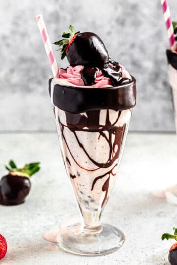 Chocolate Covered Strawberry Milkshake | Queenslee Appétit