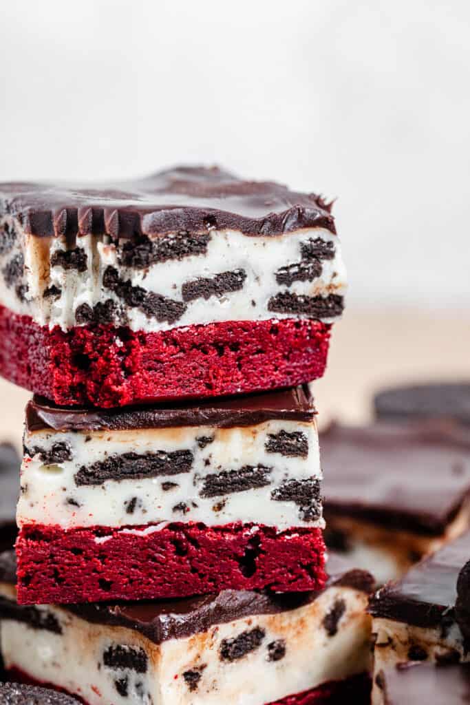 Red Velvet Oreo Fudge Brownies | Queenslee Appétit